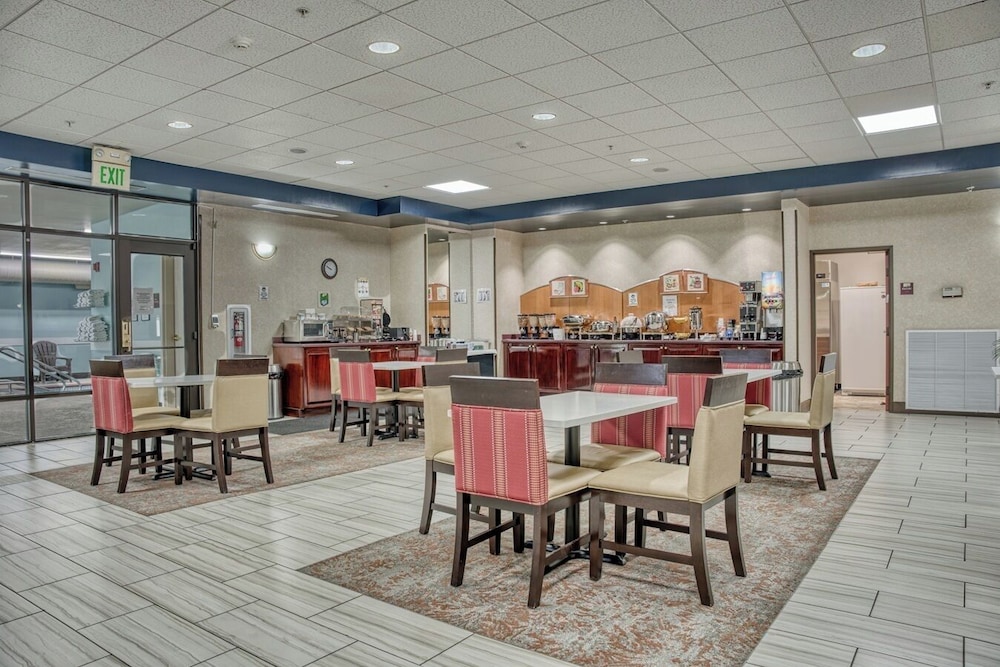 Evergreen Inn and Suites - photo 31