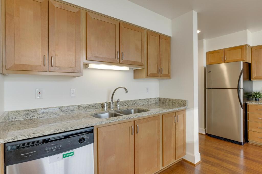 Spacious Downtown Location great for work and relaxing - photo 22