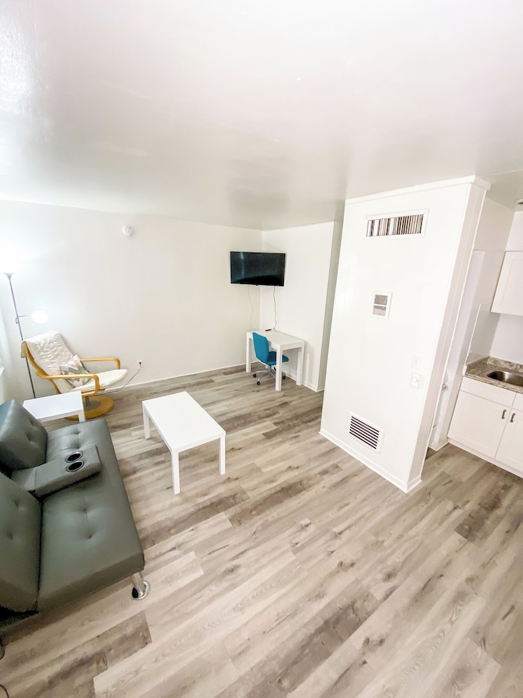 Uptown Inn & Suites - photo 14