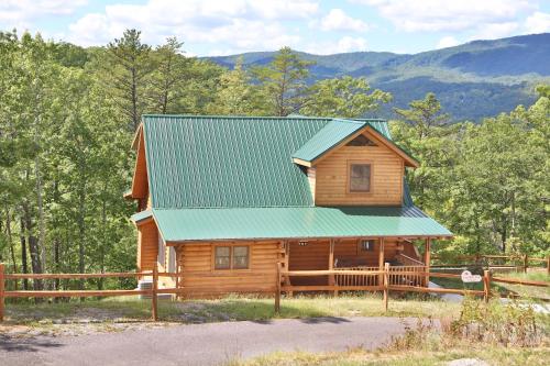 Gray Wolf Den - carbon neutral hotel in Sevierville
