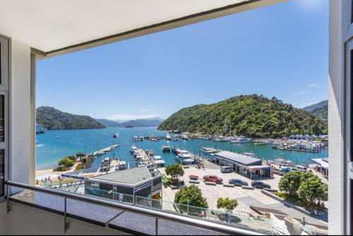 Astonishing Views Superb Waterfront Apartment — 4-Star Luxury Hotel in Picton, New Zealand
