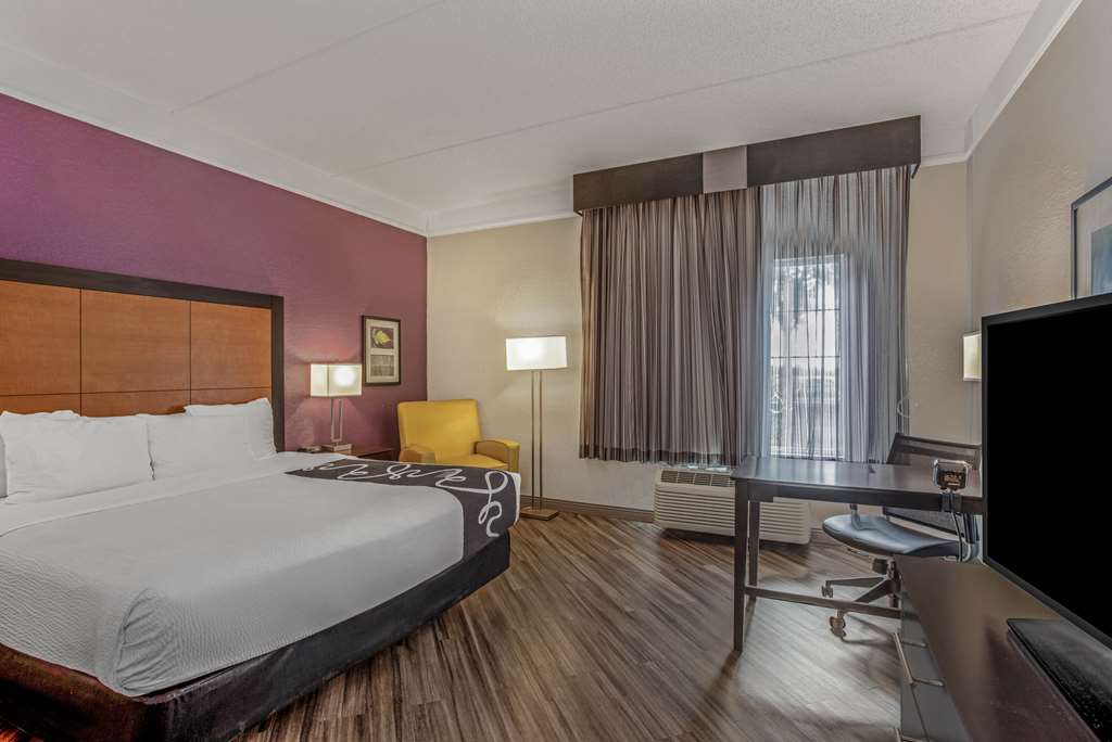 La Quinta Inn & Suites by Wyndham Orlando Airport - photo 48
