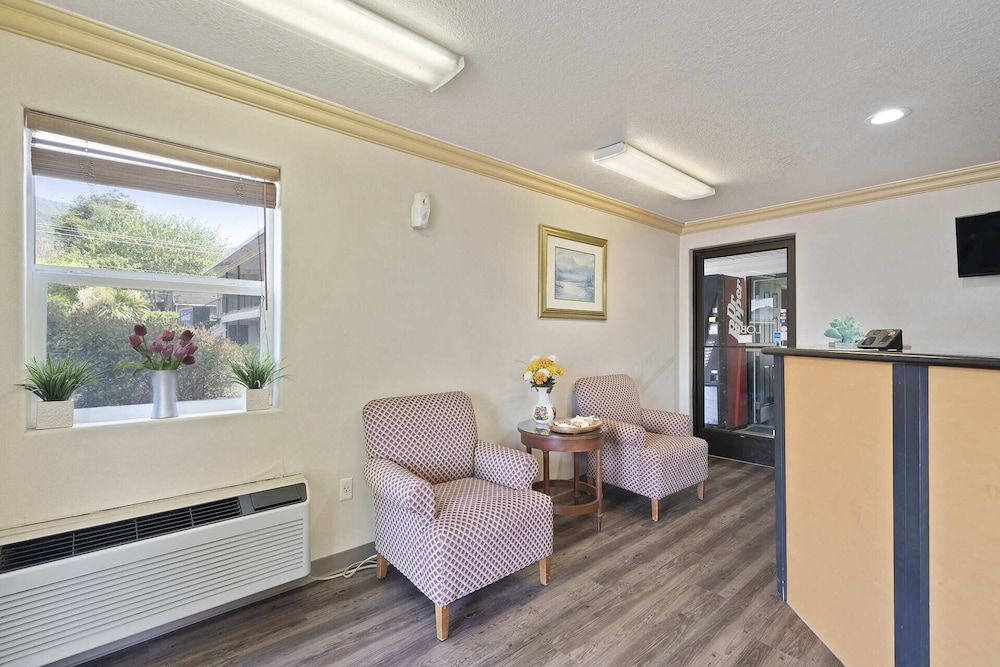 Garibaldi Inn at the Bay - photo 4