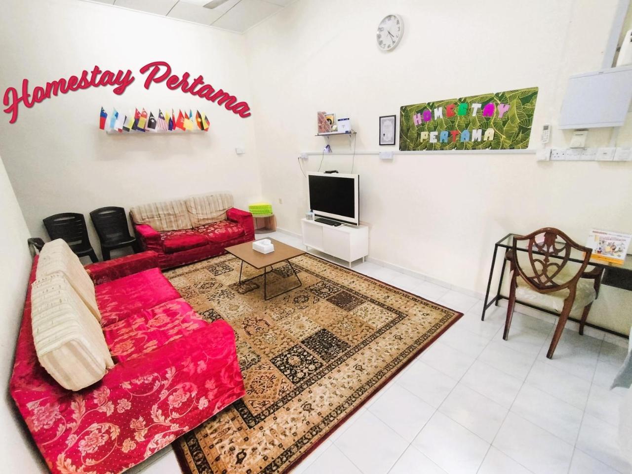 Homestay Pertama — 4-Star Luxury Hotel in Parit Raja, Malaysia