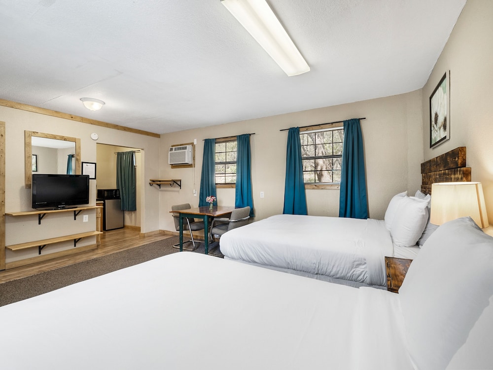 The Claire Hotel - photo 21