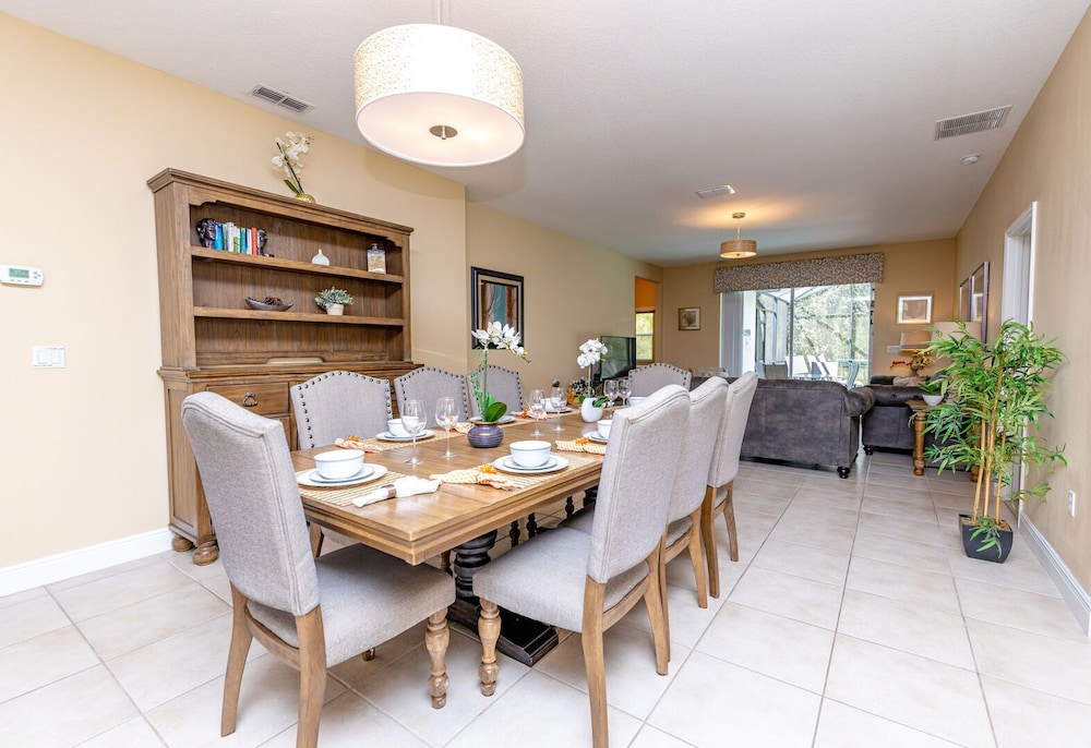 Newly Remodeled 1 story 5 Bed 5 Bath with Pvt Pool Spa And Game Room - photo 6
