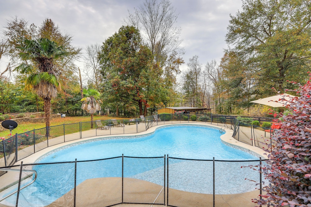 Spacious Stockbridge Manor Pool Table 2 Kitchens in Stockbridge, United States