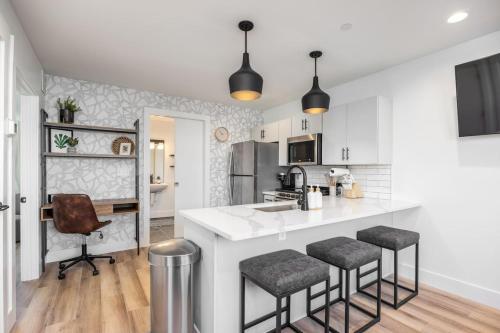 Stylish Condo in Hillsboro Village by Vanderbilt and Belmont — 4-Star Luxury Hotel in Nashville, United States