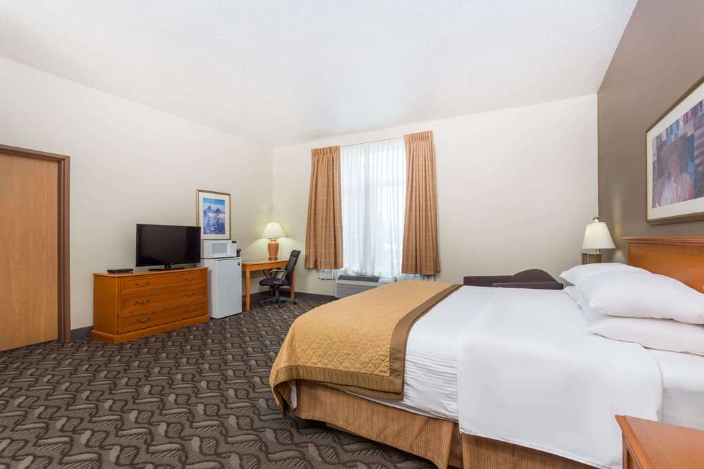 Wyndham Garden Madison Fitchburg - photo 8