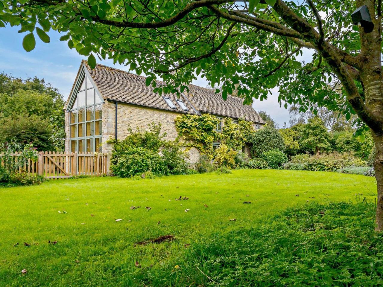 6 Bed In Lechlade Oc 93251 — Lechlade