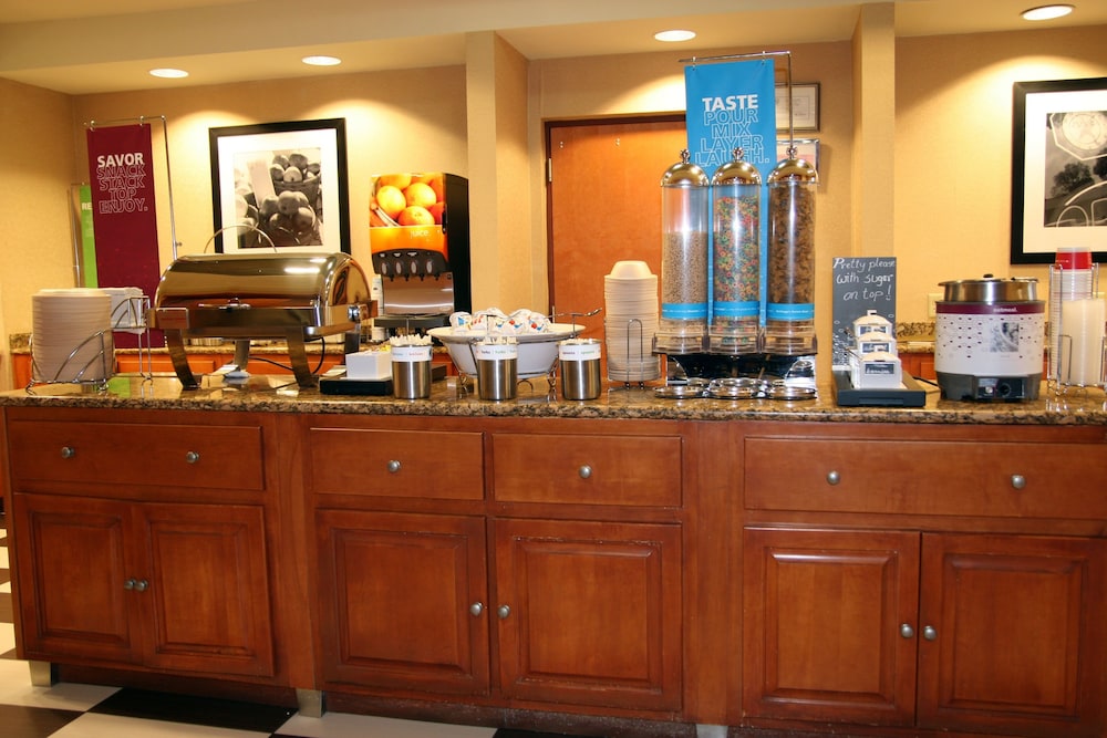 Hampton Inn & Suites Manchester Bedford - photo 27