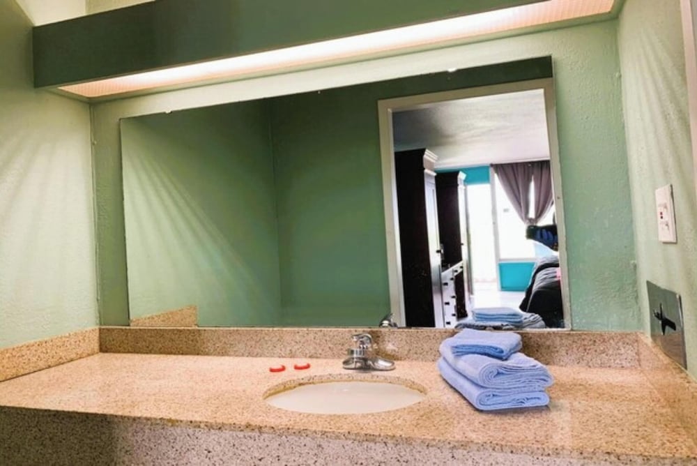 OYO Hotel Dundee By Crystal Lake - photo 29