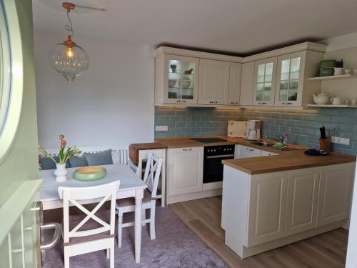 Große Ferienwohnung mit Kamin Garten & 2 Bädern nahe Ostsee — 4-Star Luxury Hotel in Ostseebad Boltenhagen, Germany