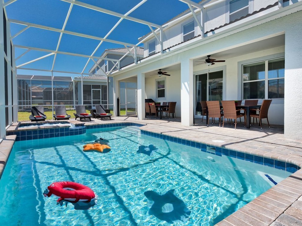 Free Pool Heat Walk to Lazy River — 4-Star Luxury Hotel in Davenport, United States