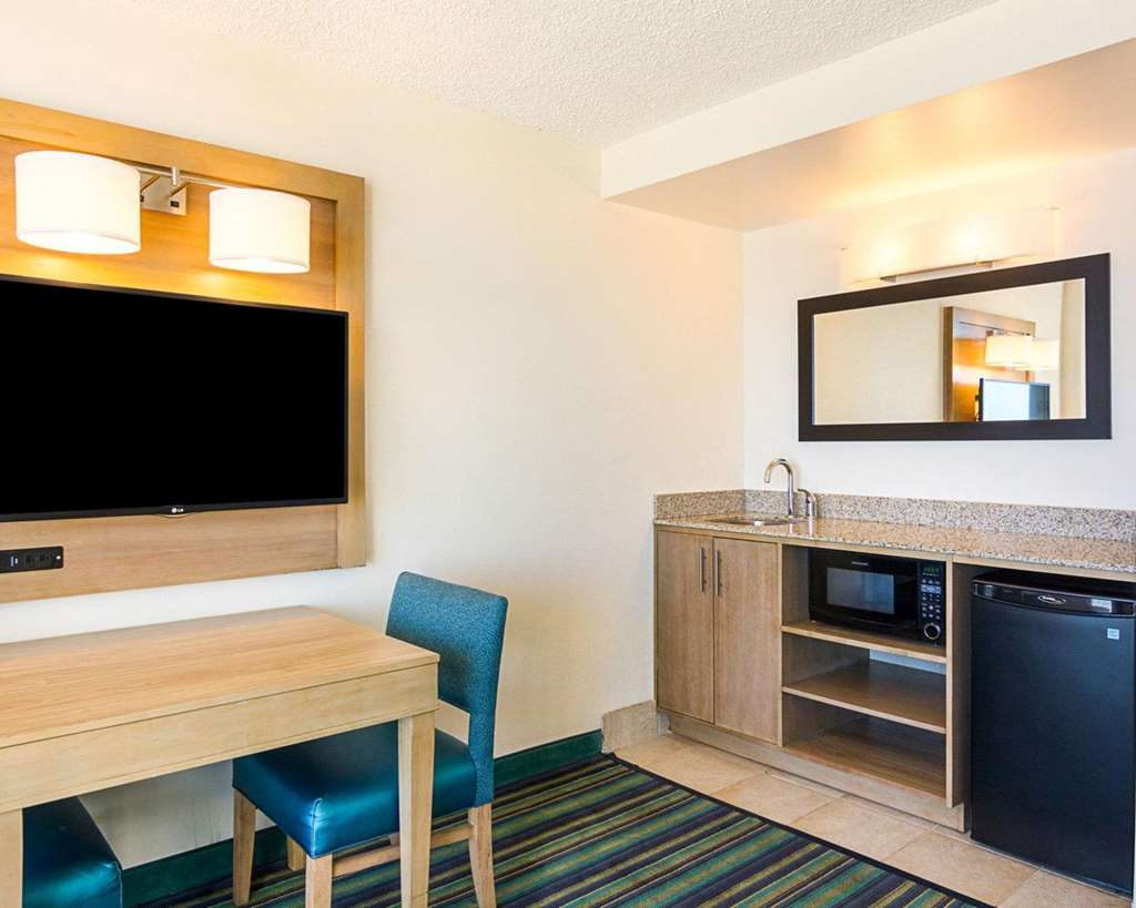 Comfort Suites Beachfront - photo 13