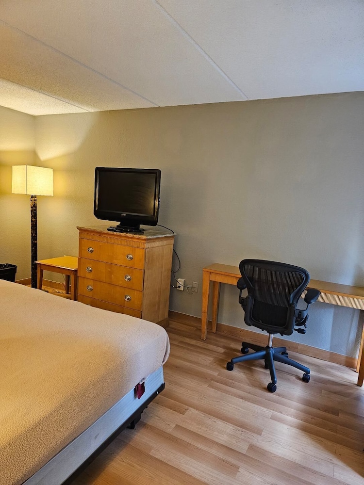 Madison Inn and Suites - photo 25