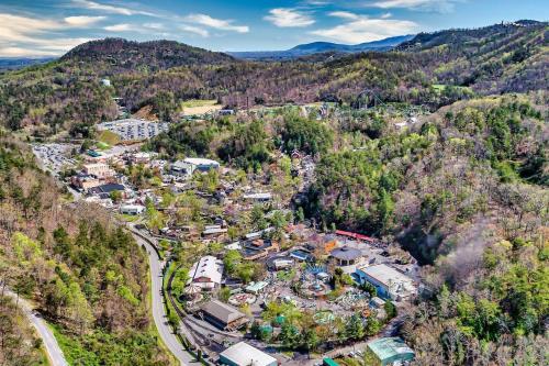 Kate's Cabin 3 min to Dollywood Cabin with Hot tub Game Room and Resort Pool - photo 6