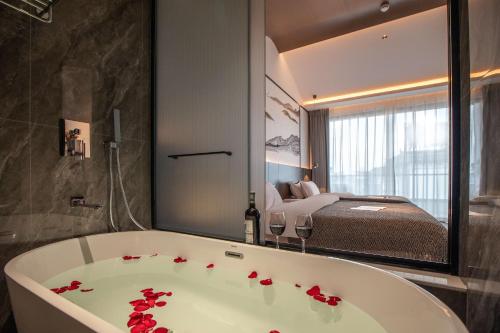 Can live in YiG - last minute hotel in Unknown City