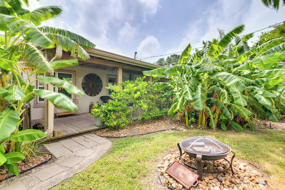 Deck Fire Pit and Grill Port Isabel Home — 4-Star Luxury Hotel in Port Isabel, United States