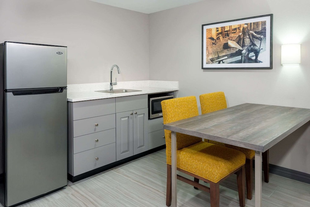 Hampton Inn & Suites Kansas City Country Club Plaza - photo 21