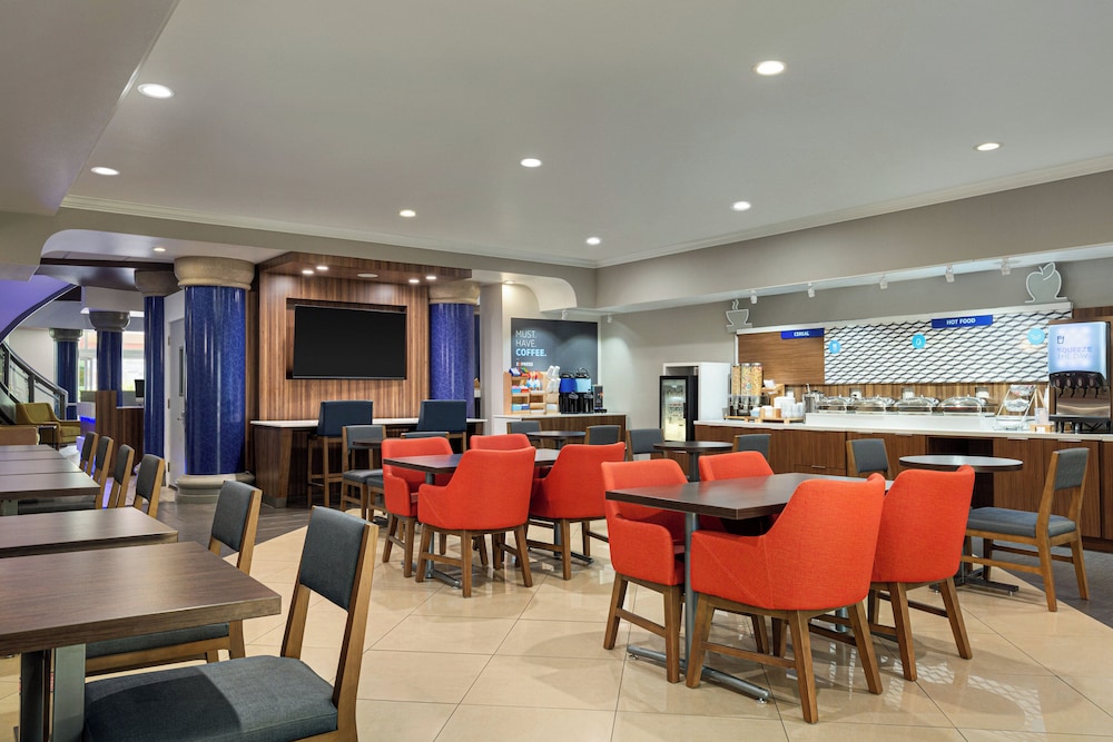 Holiday Inn Express and Suites Bakersfield Central by IHG - photo 38