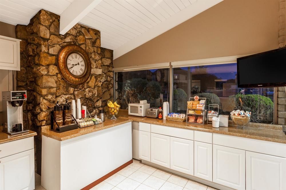 Super 8 by Wyndham Canoga Park - photo 9