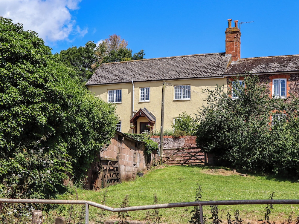 Twyford Farm Cottage — 4-Star Luxury Hotel in Tiverton, United Kingdom