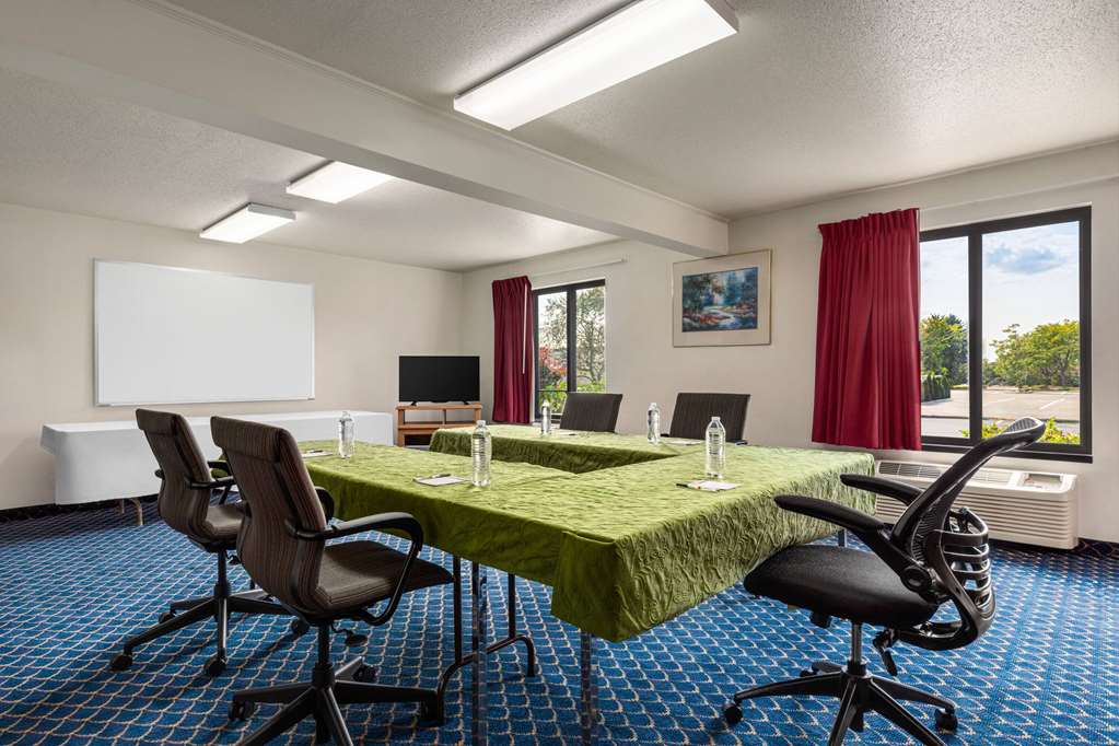 Super 8 by Wyndham Germantown Milwaukee - photo 31