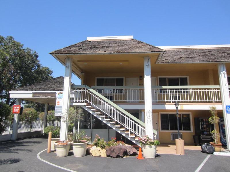 Caravelle Inn Suites - photo 8