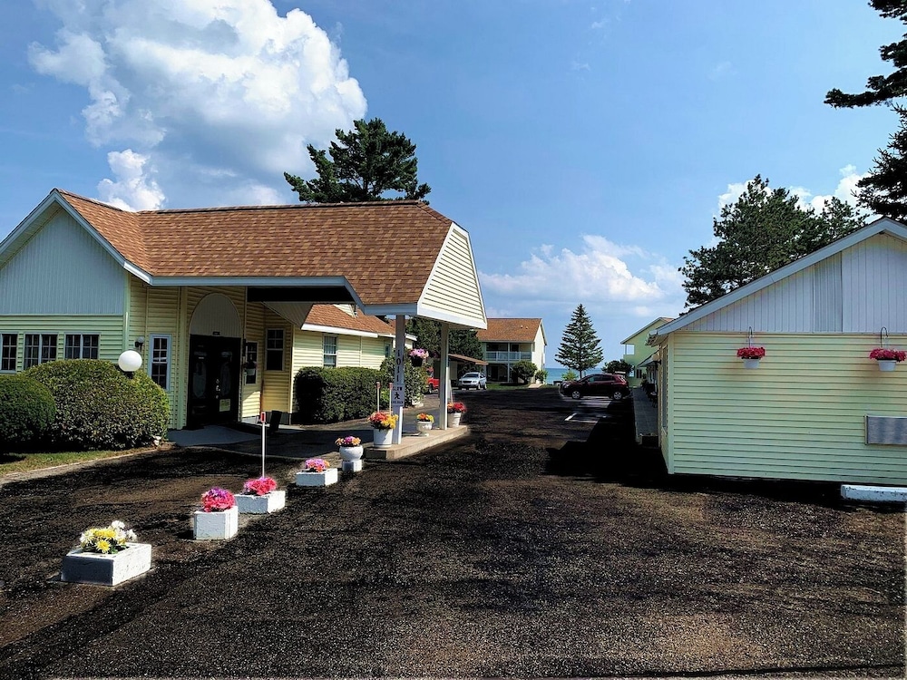 Beachcomber Of Mackinaw — Mackinaw