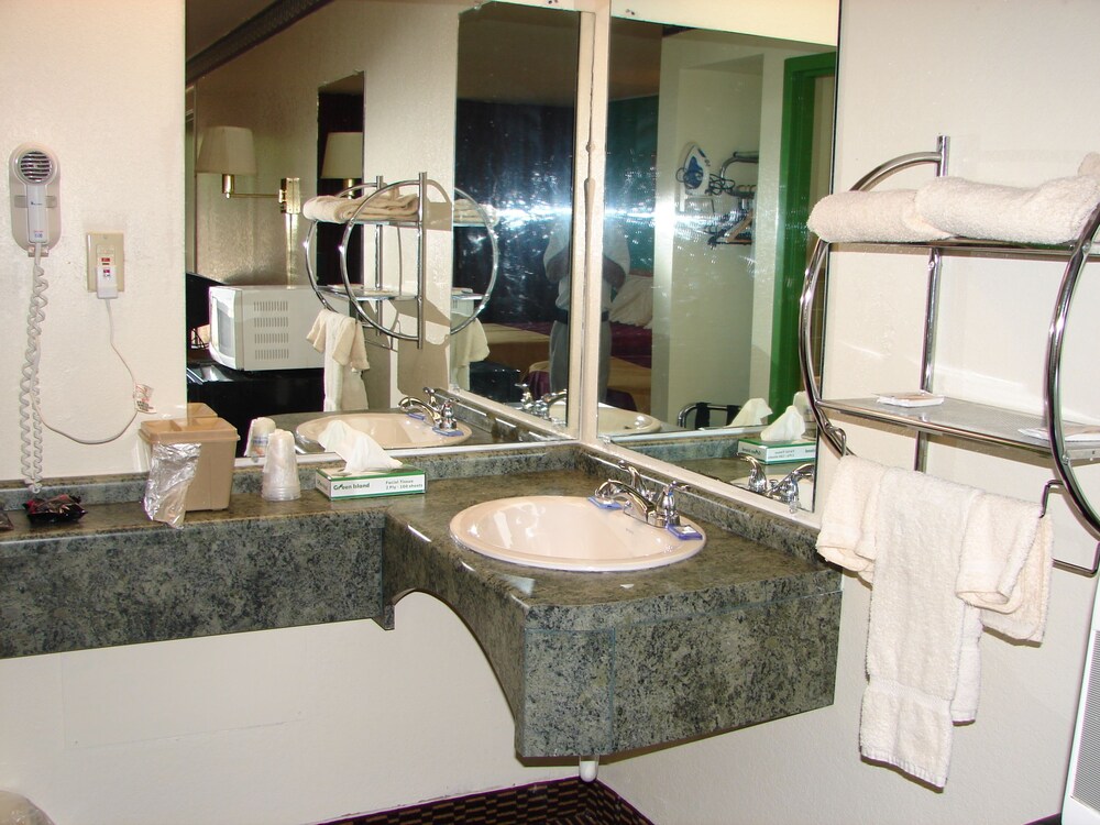 Columbus Inn & Suites - photo 13