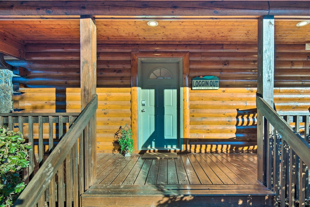 10 Mi to Lake Lure Mtn View Cabin with Deck and Loft — 4-Star Luxury Hotel in Lake Lure, United States