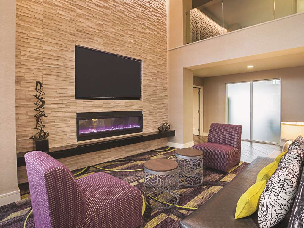 La Quinta Inn & Suites by Wyndham Fort Worth North - photo 6