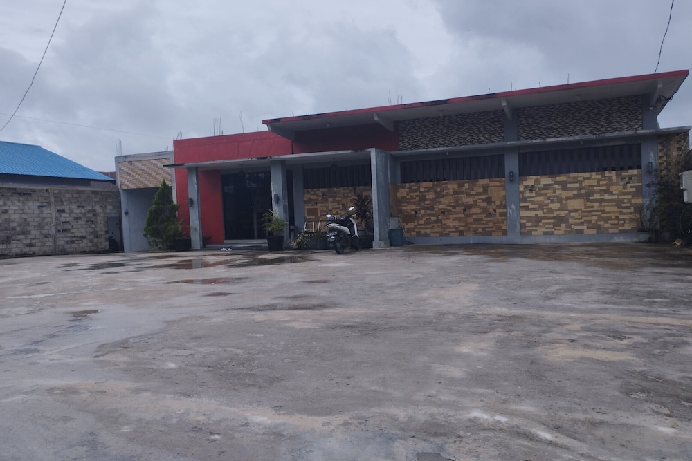 Hotel O Azwa Gh Katingan Near Lapangan Sepak Bola Pegatan Hilir — hotel in Pagatan
