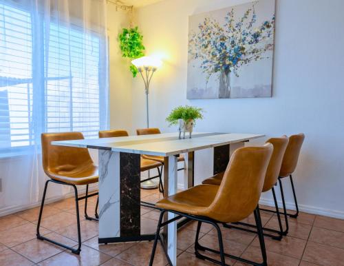 Stylish 3 Bedroom Las Vegas Getaway with Amenities