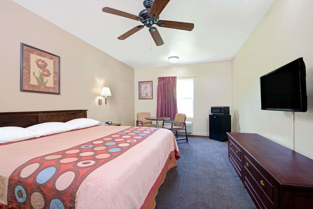Super 8 by Wyndham St. Louis Airport - photo 9