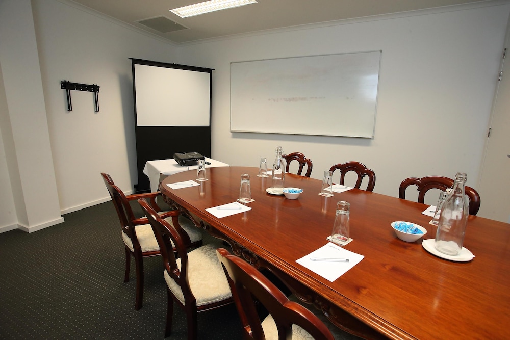 Oaks Townsville Hotel — hotel in South Townsville