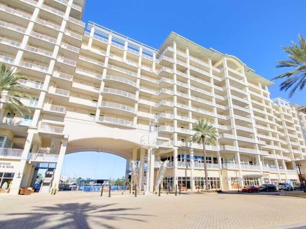 Wharf by Southern Vacation Rentals — 4-Star Luxury Hotel in Orange Beach, United States