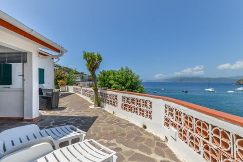 Villa Oda Bilocale sul mare — 4-Star Luxury Hotel in Capoliveri, Italy