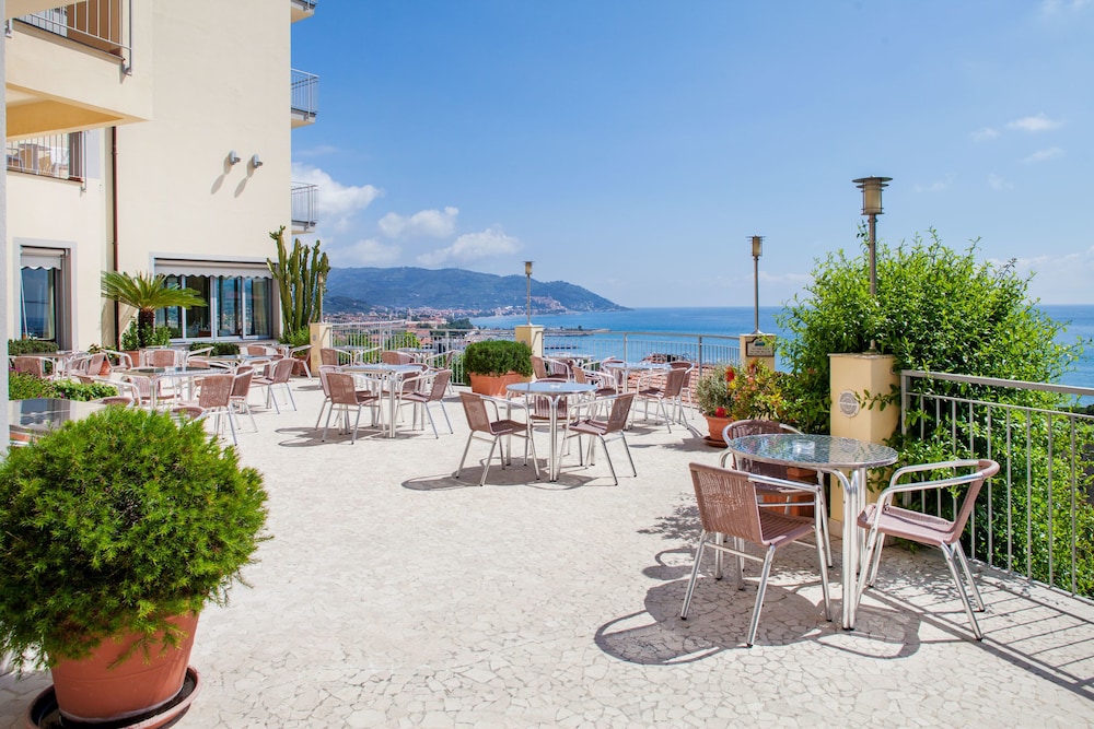 Metropol — 4-Star Luxury Hotel in Diano Marina, Italy