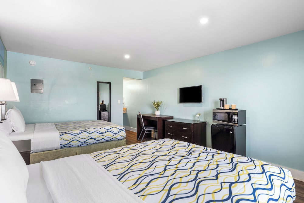 Boardwalk Beach Hotel - photo 18