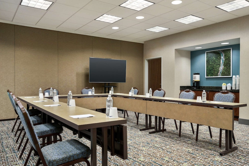 Hampton Inn & Suites Tacoma Puyallup - photo 27