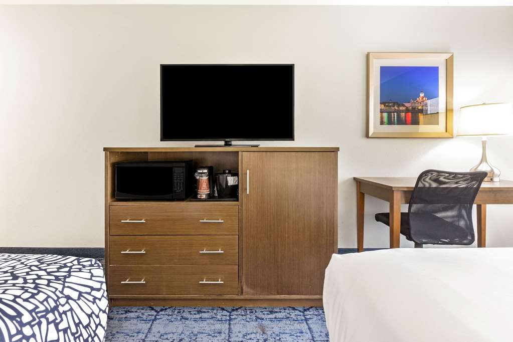 La Quinta Inn & Suites by Wyndham NE Long Beach Cypress - photo 26