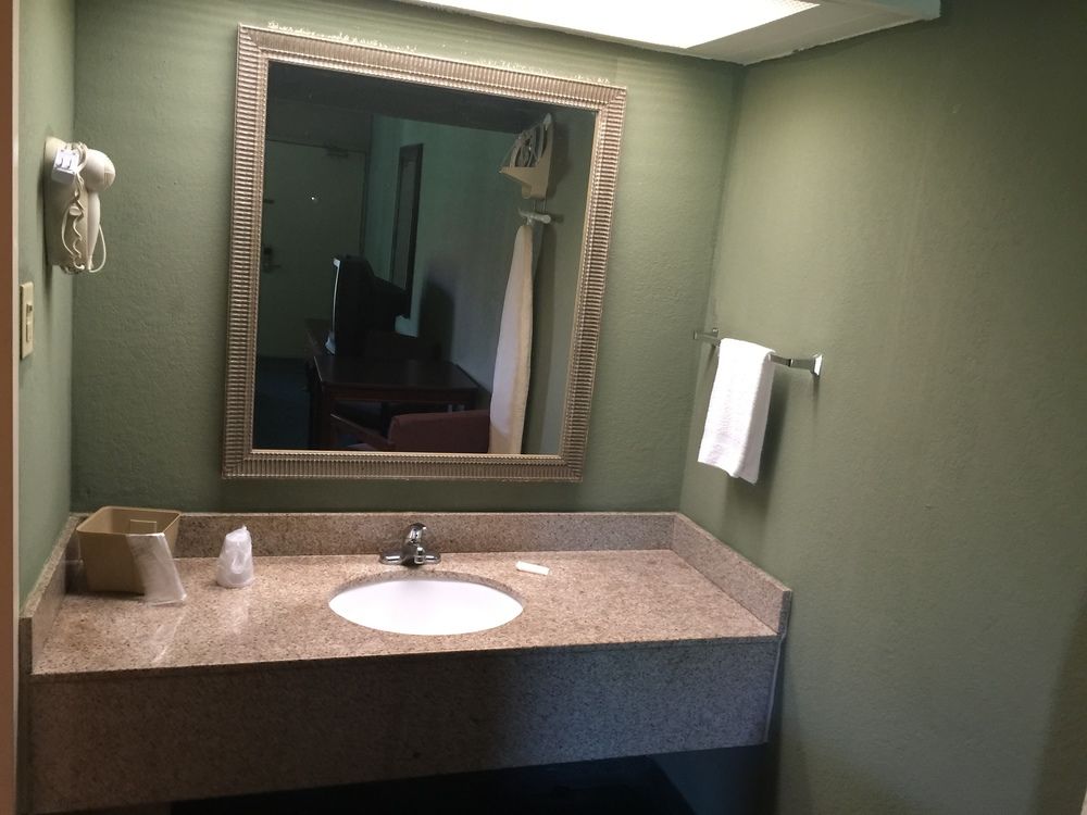 Red Carpet Inn & Suites Muncie - photo 18
