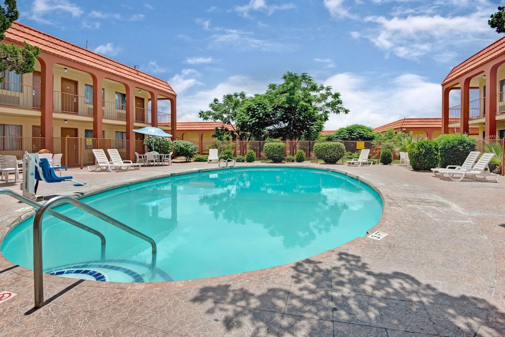 Super 8 by Wyndham El Paso Airport - photo 20