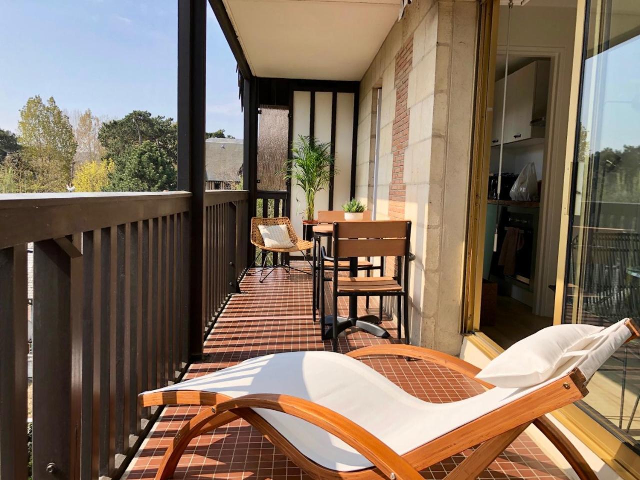 Beau studio terrasse vue jardin à 2 pas de la mer — 4-Star Luxury Hotel in Deauville, France