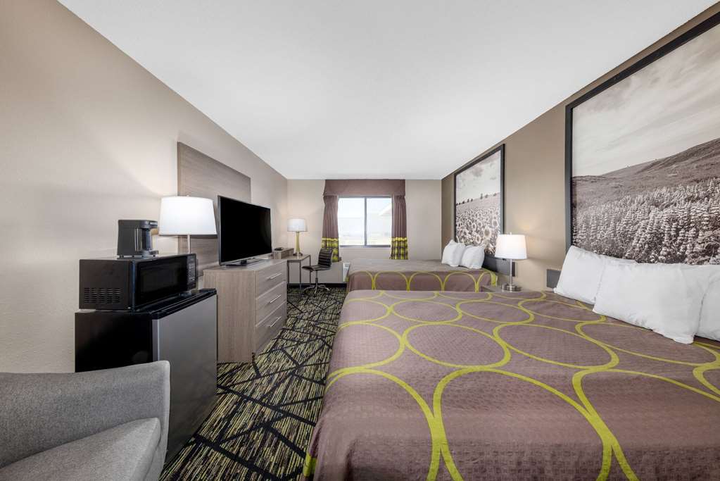Super 8 by Wyndham Pratt - photo 11