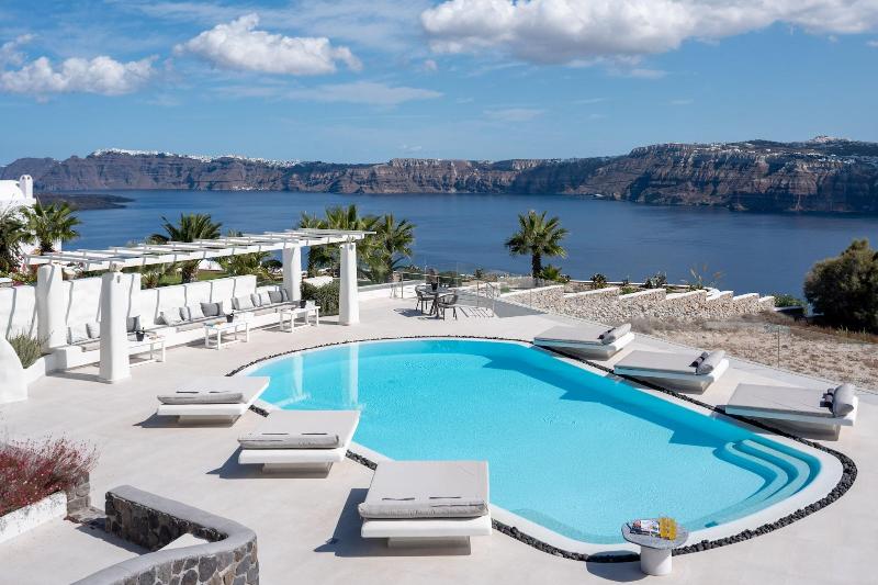 Elements of Caldera Suites — 4-Star Luxury Hotel in Fira, Greece
