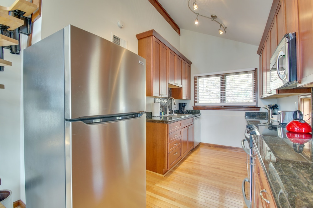 Cozy Hillside Hideaway in Wintergreen Resort - carbon neutral hotel in Lyndhurst