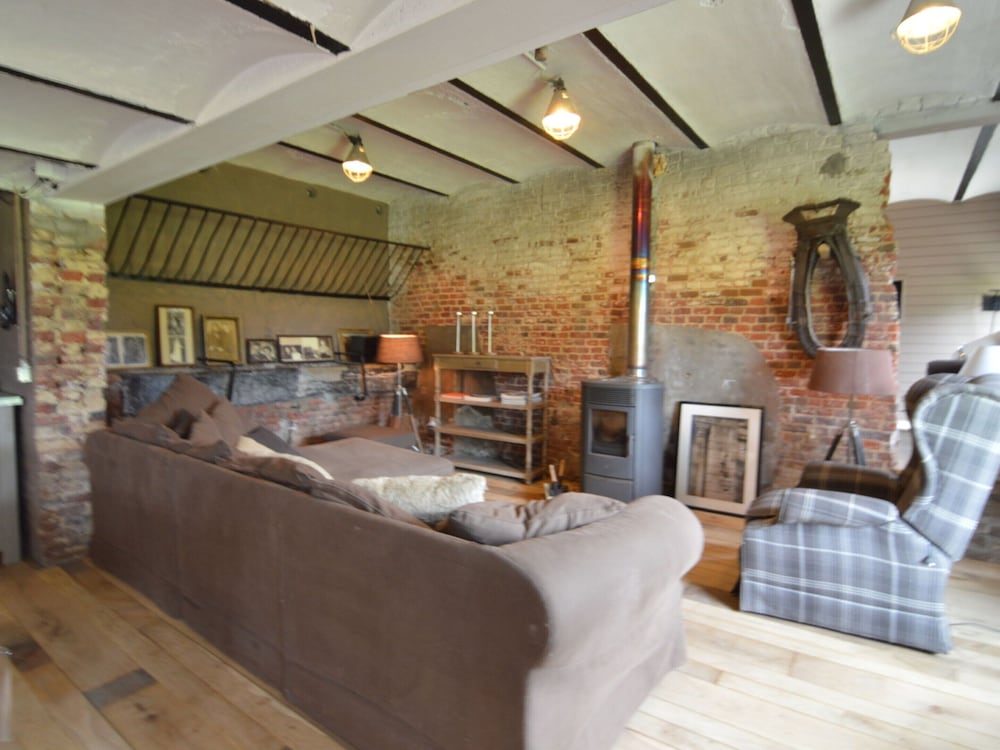 Pleasant Holiday Home in West Flanders with Enclosed Garden & Hot Tub — 4-Star Luxury Hotel in Pittem, Belgium